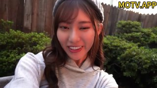 极品尤物美少女！卫生间椅子上操逼！撩起裙子手指扣穴，骑乘位操起来好骚